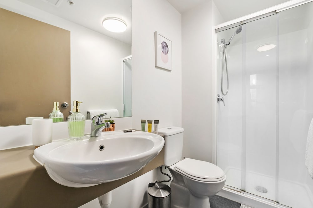 DECORATED CENTRAL CITY APT W 2 BATHROOMS