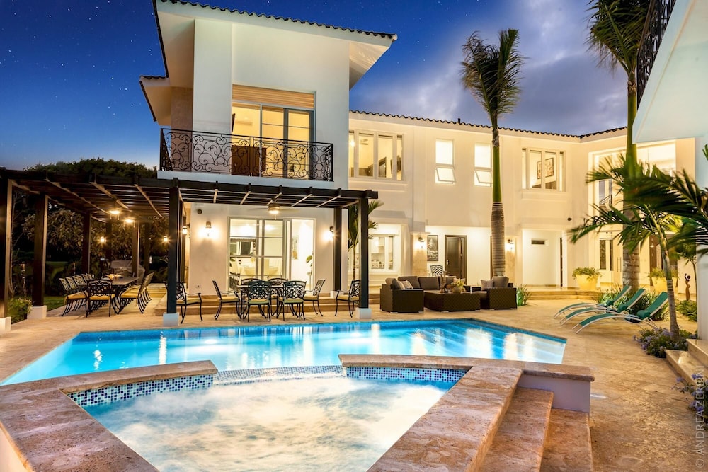 HUGE VILLA FOR LARGE GROUPS IN BAVARO COCOTAL - UP TO 16 PEOPLE WITH POOL JACUZZI CHEF MAID