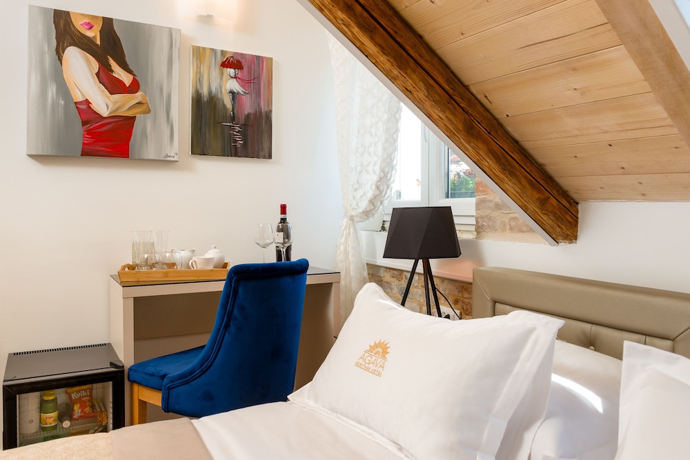 AGAVA LUX ROOMS & POOL