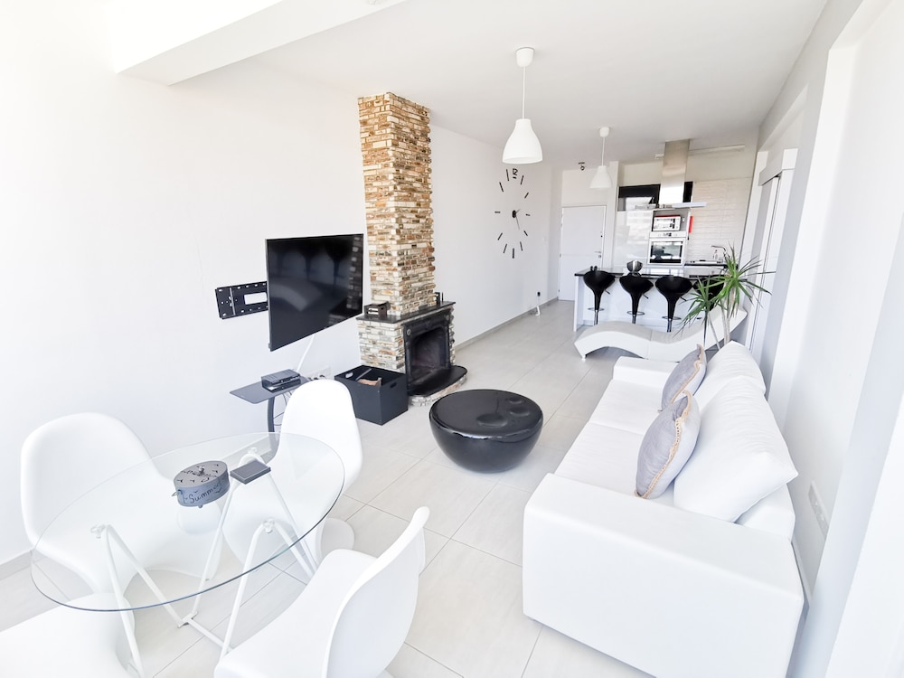 MACKENZIE SEAVIEW PARADISE