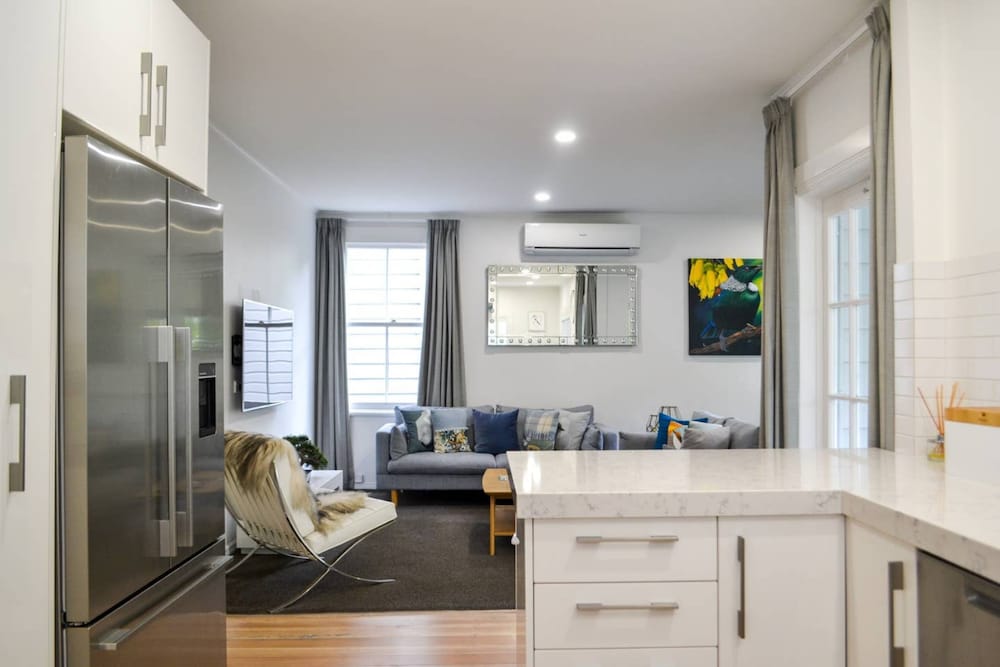 RENOVATED 2 BEDROOM HERITAGE PONSONBY VILLA