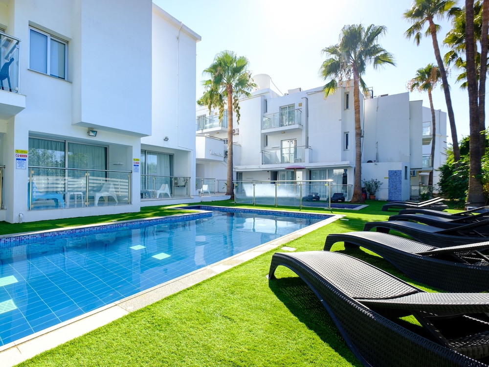 SANDERS RIO GARDENS - COMPACT 1-BEDROOM APARTMENT WITH SHARED POOL AND BALCONY