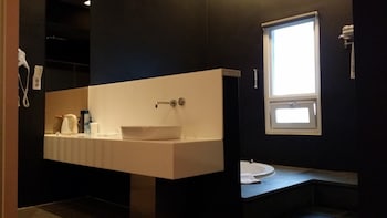 THE OSCAR SUITE