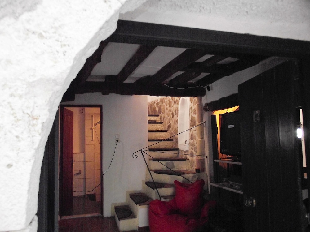 HOUSE WITH 2 BEDROOMS IN KOLIVATA, WITH WONDERFUL MOUNTAIN VIEW, ENCLO
