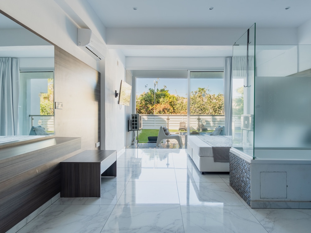 SANDERS RIO GARDENS - COMPACT STUDIO WITH SHARED POOL AND TERRACE