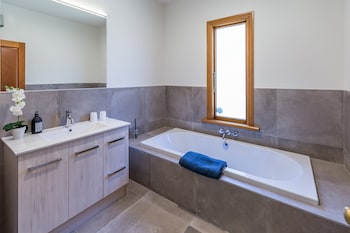 BOND ESTATE LUXURY ACCOMMODATION