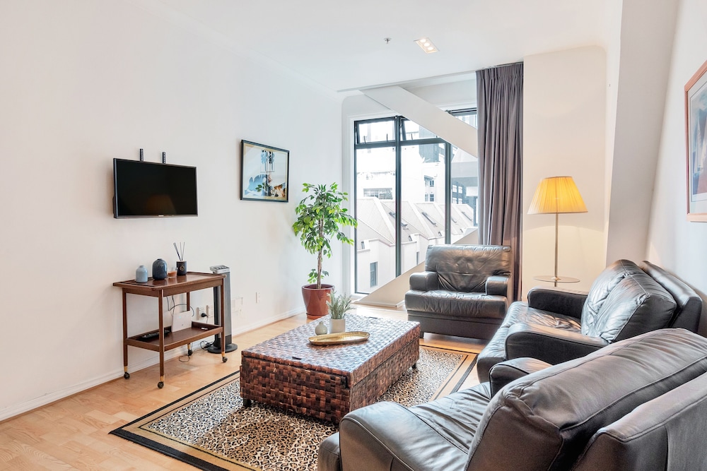 1 BEDROOM CITY APARTMENT WITH FREE PARKING FOR 2 CARS