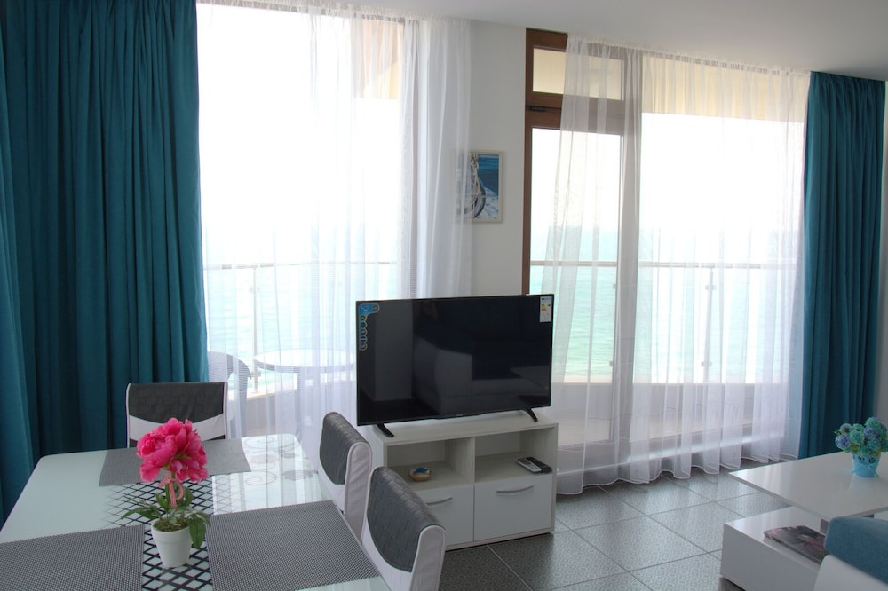 APARTCOMPLEX GOLDEN BAY