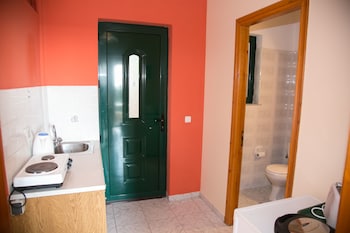 ALMYROS STUDIOS AND APARTMENTS
