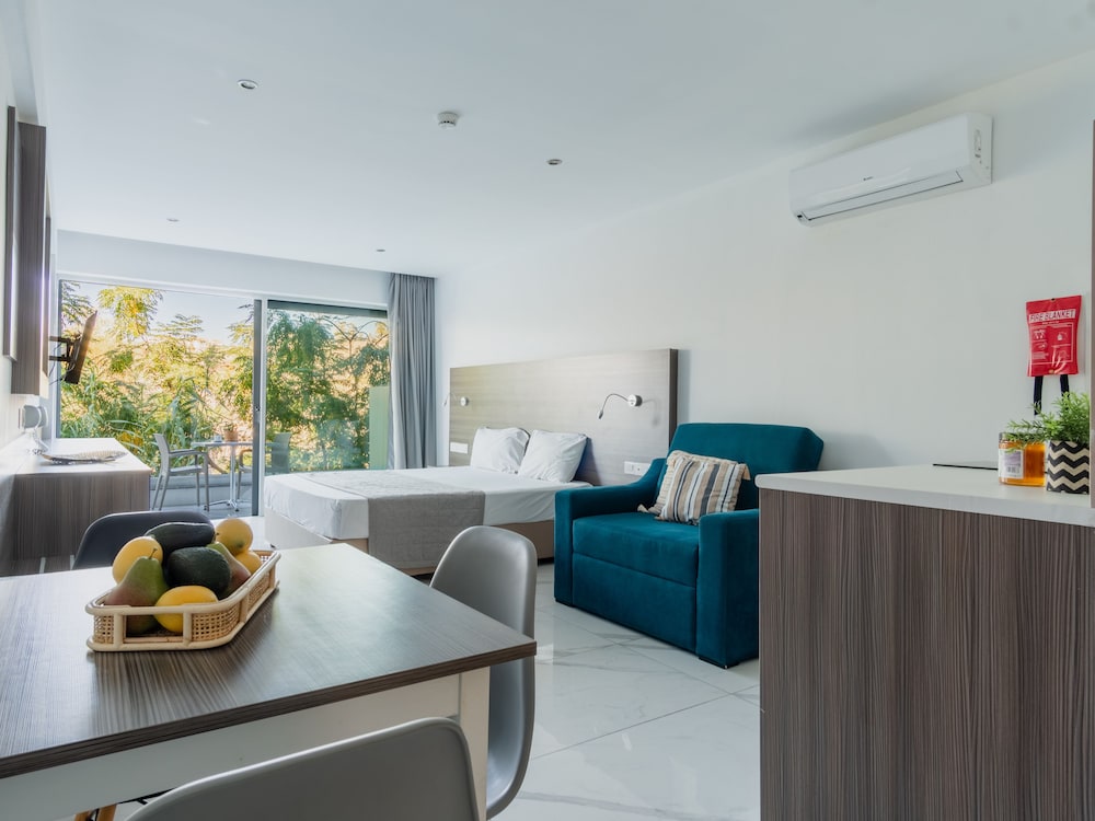 SANDERS RIO GARDENS - DELIGHTFUL STUDIO WITH SHARED POOL AND BALCONY