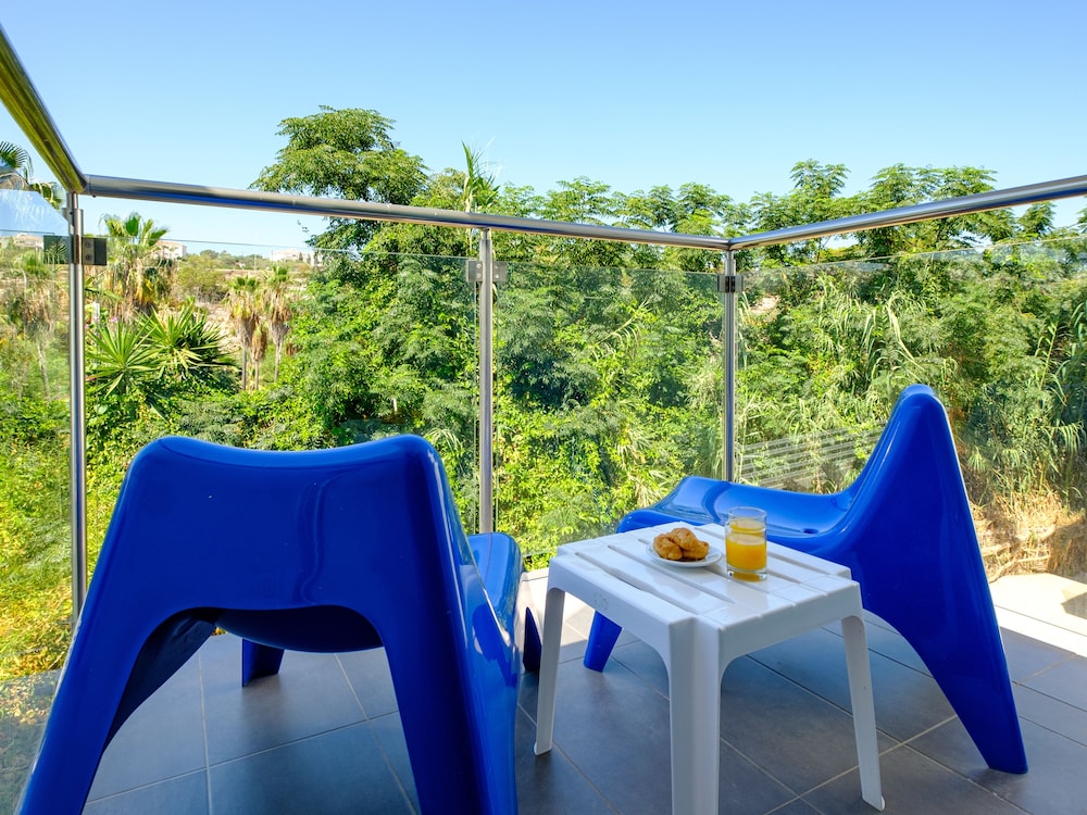 SANDERS RIO GARDENS - DREAMY 1-BEDROOM APARTMENT WITH SHARED POOL AND BALCONY