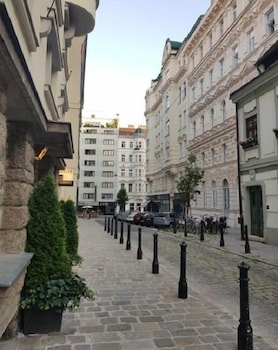 SWEET FLAT NEAR THE CENTER
