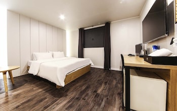 MANHATTAN HOTEL