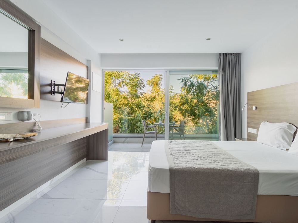 SANDERS RIO GARDENS - LOVELY STUDIO WITH SHARED POOL AND BALCONY