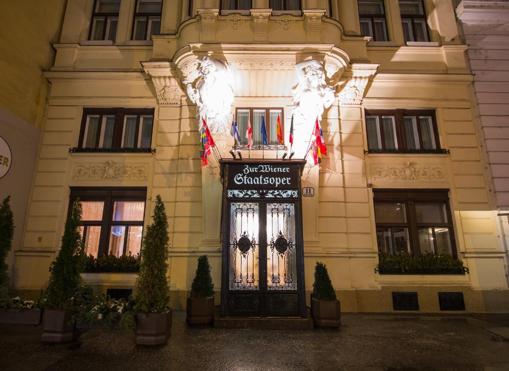 ZUR WIENER STAATSOPER