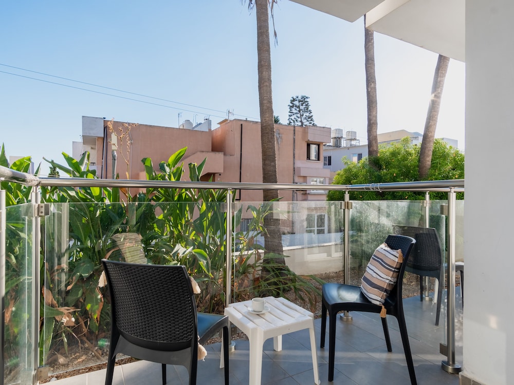 SANDERS RIO GARDENS - NIMBLE 1-BEDROOM APARTMENT WITH SHARED POOL AND BALCONY