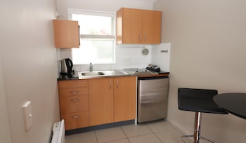 SUMNER BAY MOTEL APARTMENTS