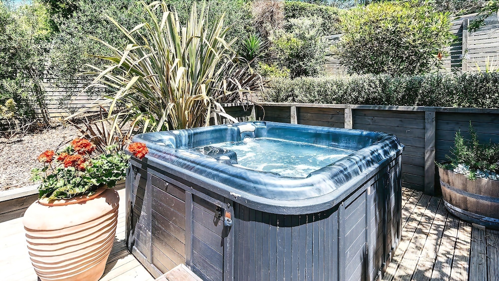 THE VINTAGE COTTAGE