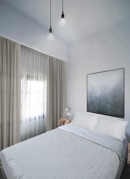 IMERES STUDIOS & APARTMENTS