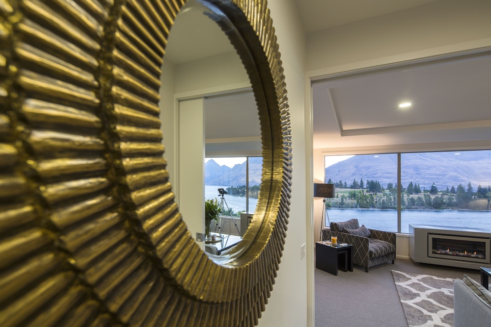 LAKEFRONT LUXURY