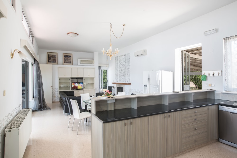 AYIA NAPA HOLIDAY VILLA CH