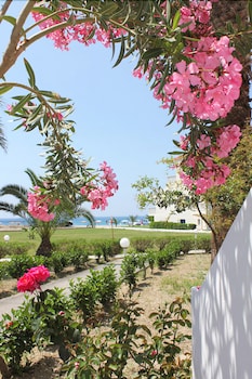KAMARI BEACH