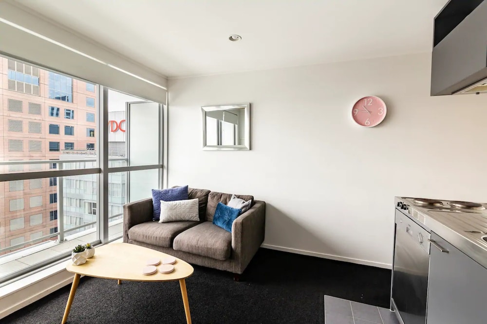 2 BEDROOM HIGH-RISE APARTMENT WITH HARBOUR VIEWS