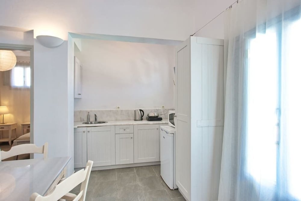 AURA MARINA APARTMENTS