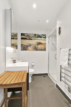 ZODIAK'S TWO BEDROOM WITH GYM AND POOL
