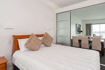 WATERFRONT APARTMENT IN PRINCES WHARF