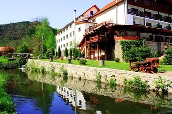PENSION MAI (17 KM FROM SIBIU)