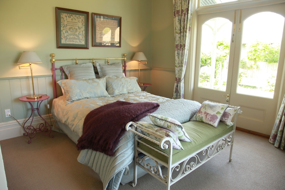 LILAC ROSE BOUTIQUE BED AND BREAKFAST