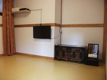 HYOSUNJAE HANOK GUESTHOUSE