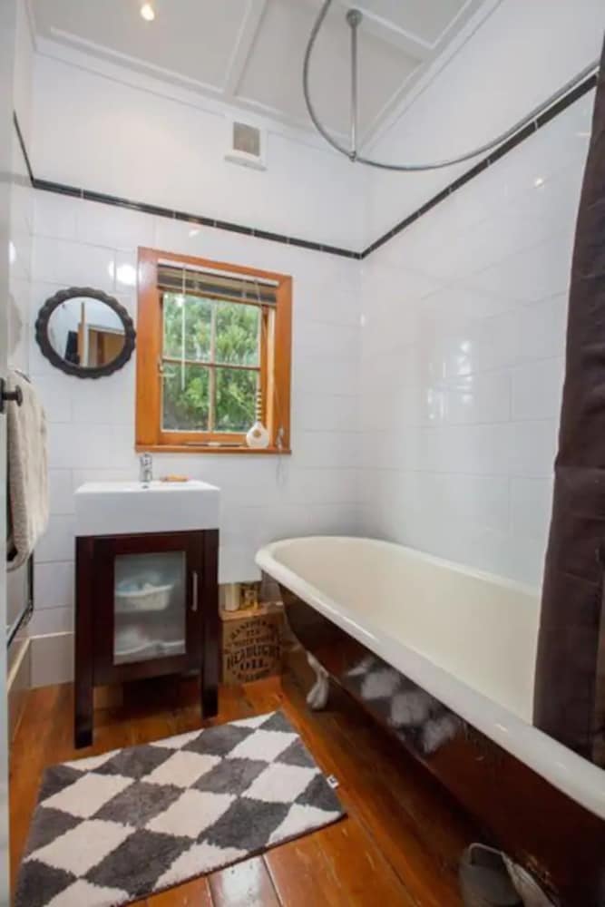 SUNNY 4 BEDROOM HOUSE IN THE HEART OF MOUNT ROSKILL