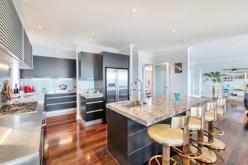 ELEGANT 4BR VILLA WITH AMERICAS CUP YACHT VIEWS