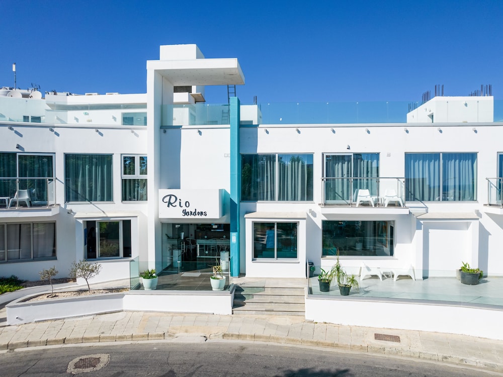 SANDERS RIO GARDENS - PLEASANT 1-BEDROOM APARTMENT WITH SHARED POOL AND BALCONY