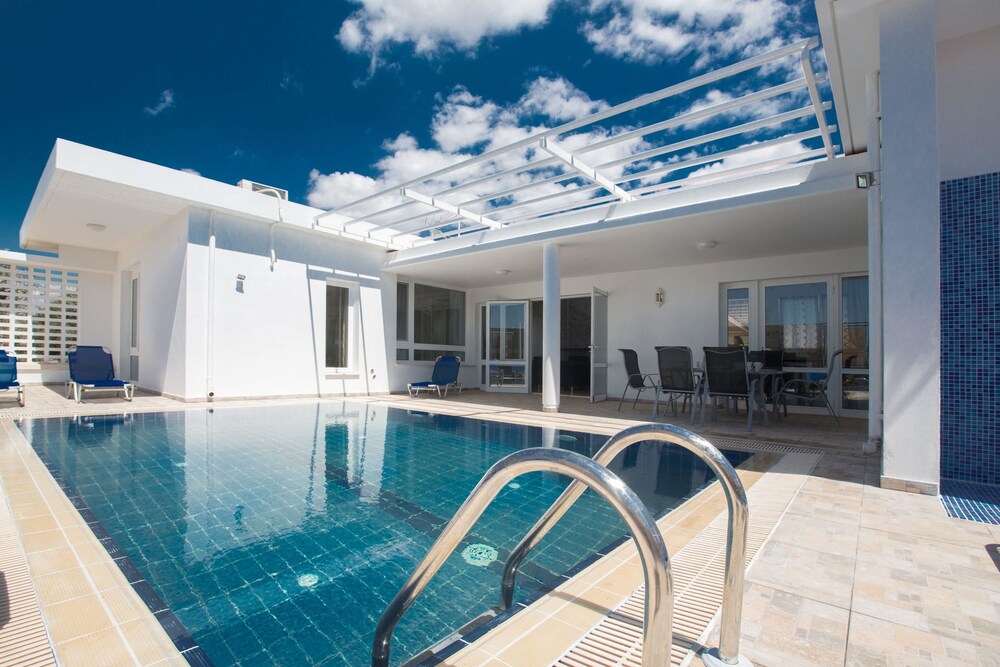 CELEBRITY VILLA JAMIE LAING