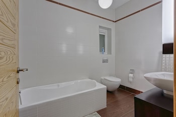 LUXURY APT WITH SIDE SEAVIEWS AND POOL, BEST LOCATION