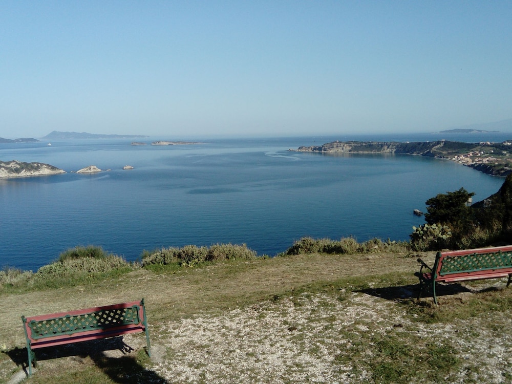 HOLIDAY HOUSE WITH STUNNING VIEWS NEARBY THE COZY VILLAGE AFIONAS