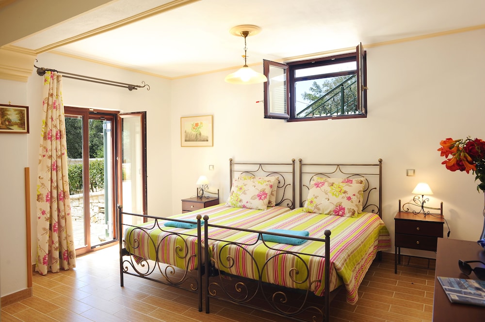 VILLA ARGYRO