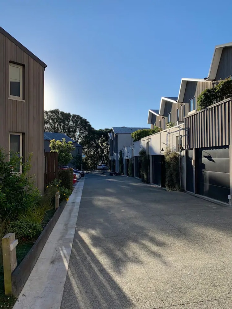 MODERN 2 BED TOWNHOUSE ON CBD FRINGE