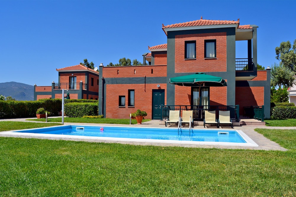 KALLONI BEACH VILLAS