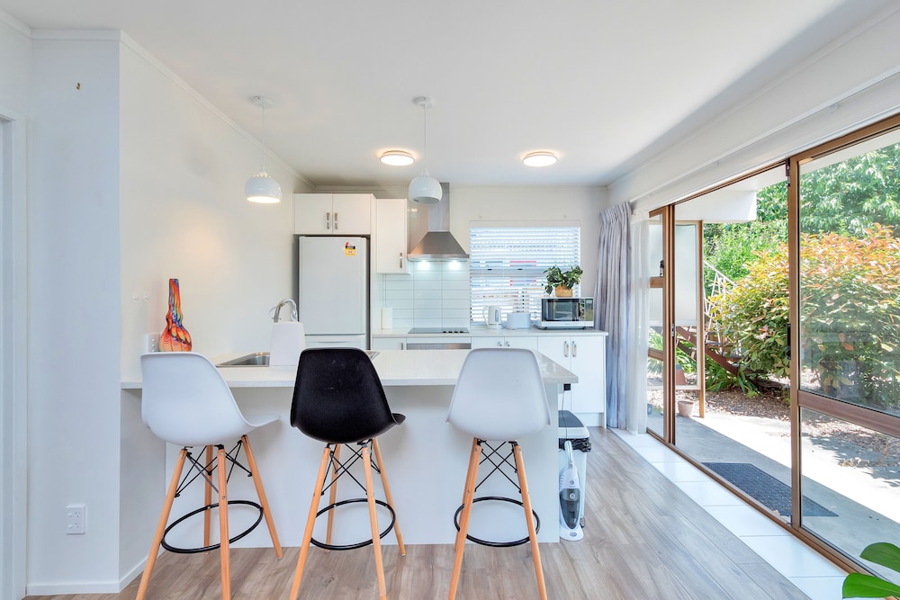 BRIGHT 3 BEDROOM NEAR ST LUKES MALL 3