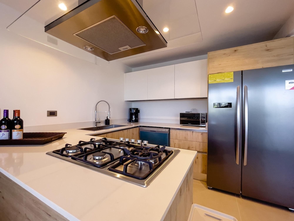 BEAUTIFULL 2 BEDROOM FEW STEPS FROM THE BEACH -2