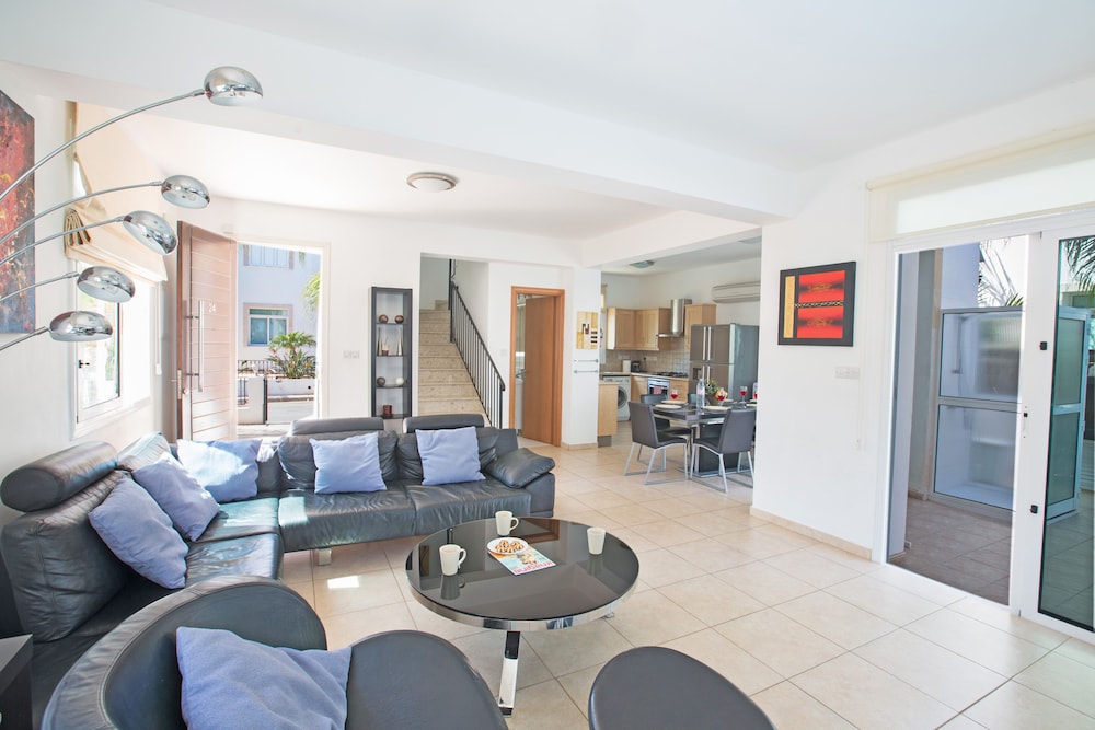 3 BEDROOM VILLA WITH PRIVATE POOL IN PROTARAS CENTER