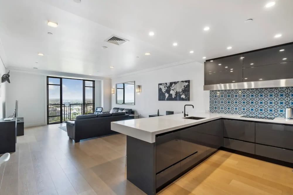 PANORAMIC VIEWS 2 BEDROOM PENTHOUSE APARTMENT WITH CARPARK