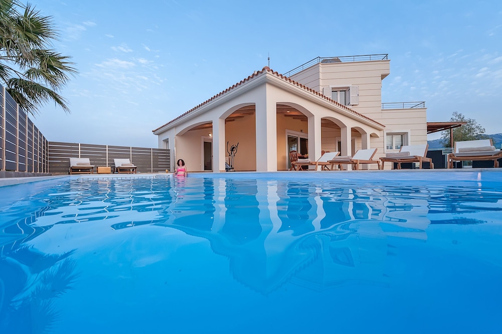 KARMILOS HILL VILLA