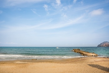 ATHINA SUITES PLATANIAS