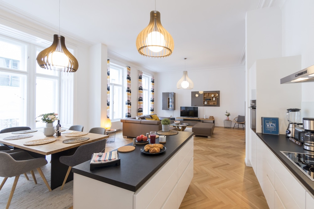 SINGERSTRASE LUXURY APARTMENT