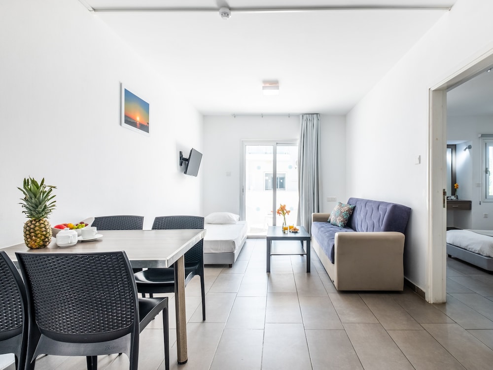 SANDERS RIO GARDENS - HUMBLE 1-BEDROOM APARTMENT WITH SHARED POOL AND BALCONY